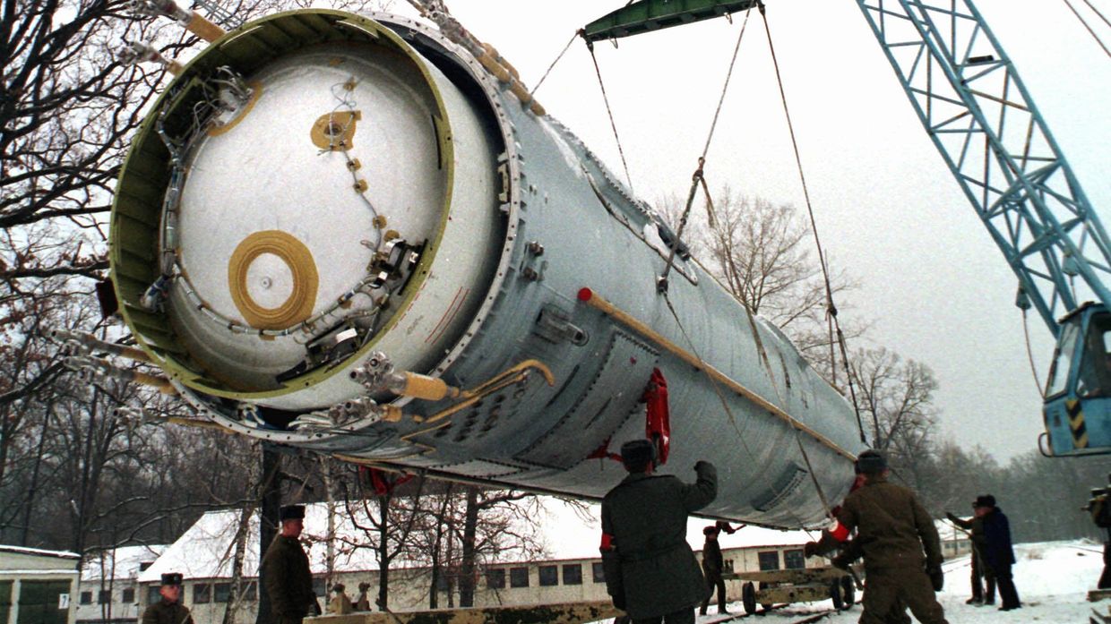 Подготовка ракеты УР-100Н (SS-19 по классификации США и НАТО) к уничтожению, военная часть рядом с поселком Вакуленчук