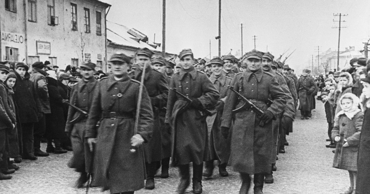 Военный парад в освобожденной от фашистской оккупации Варшаве