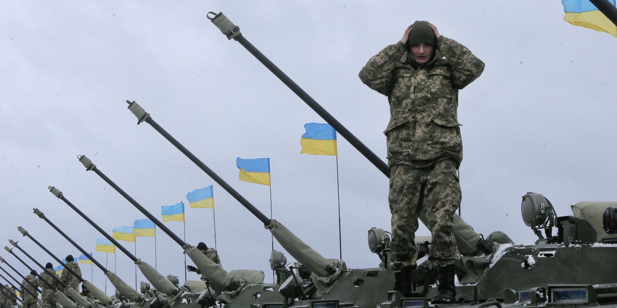 Украинские солдаты готовятся к встрече к Петром Порошенко на военной базе рядом с Житомиром Украинские солдаты готовятся к встрече к Петром Порошенко на военной базе рядом с Житомиром