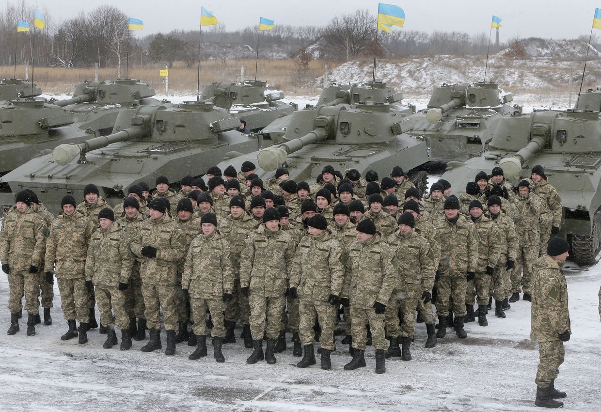 Украинские солдаты во время встречи с Петром Порошенко на военной базе рядом с Житомиром 