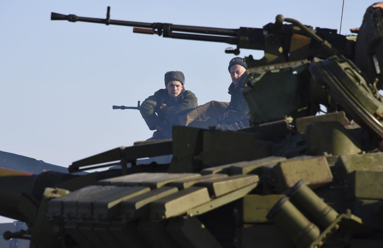 Блокпост пророссийских ополченцев к северу от Луганска