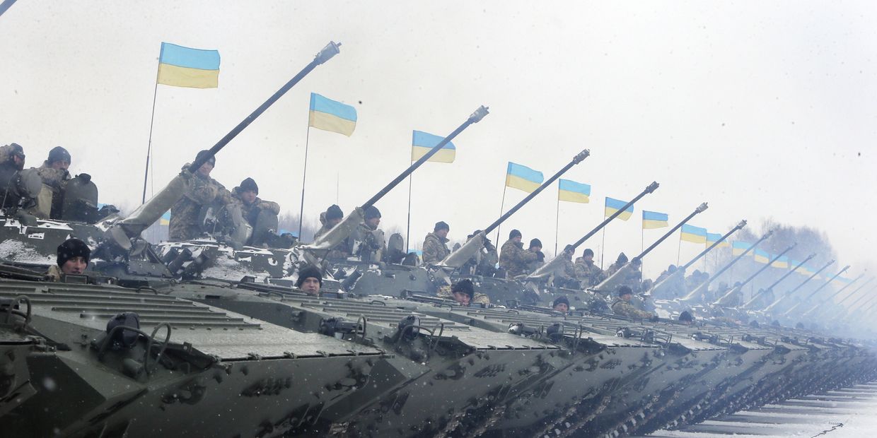Украинские солдаты во время встречи с Петром Порошенко на военной базе рядом с Житомиром 