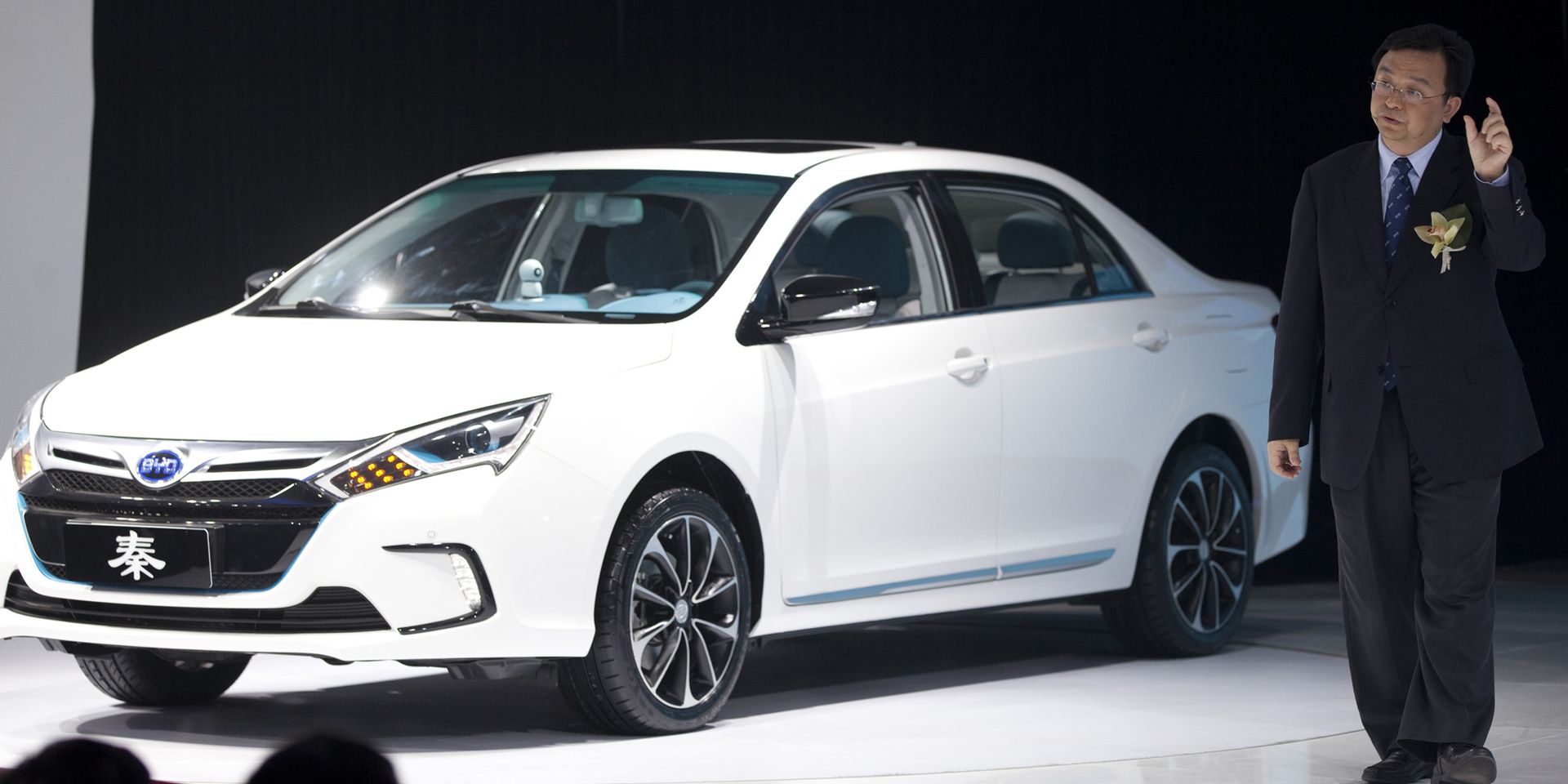Президент компании BYD Ван Чуаньфу представляет гибридный седан BYD Qin на автосалоне в Пекине - ИноСМИ, 1920, 03.02.2025