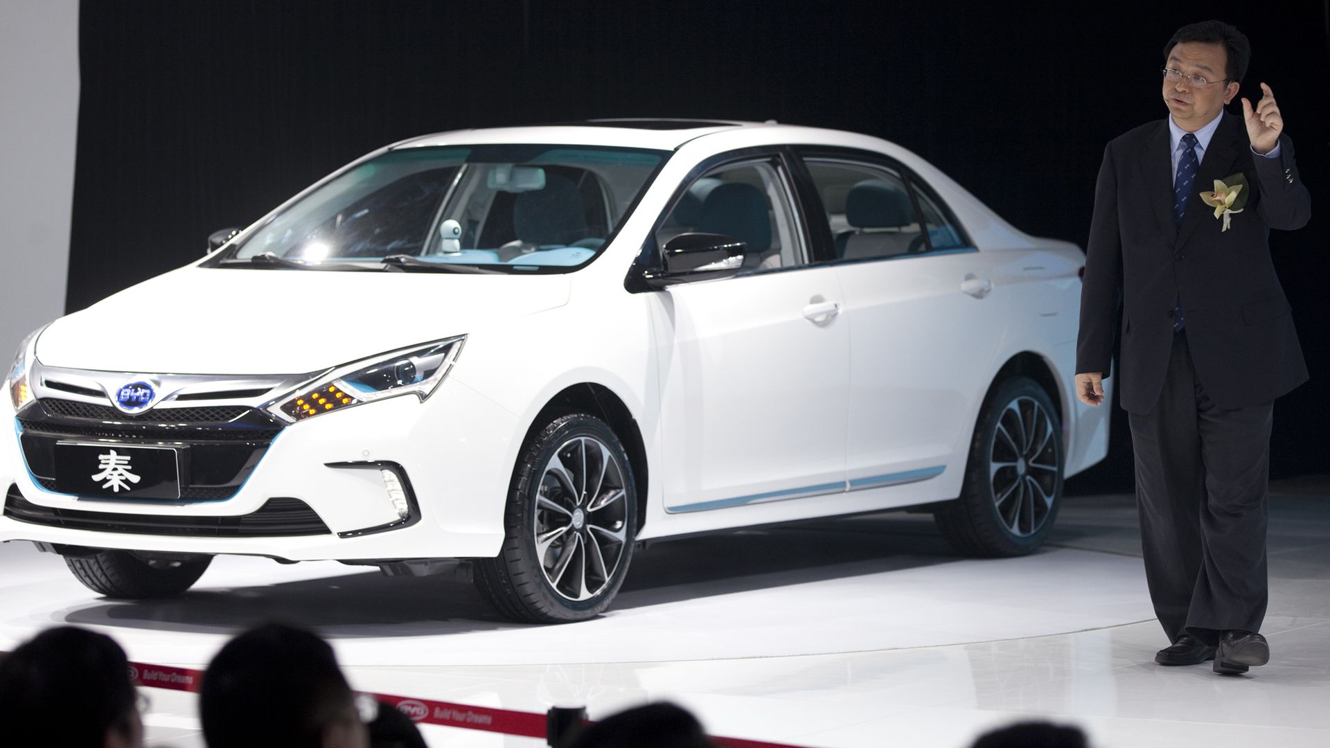Президент компании BYD Ван Чуаньфу представляет гибридный седан BYD Qin на автосалоне в Пекине - ИноСМИ, 1920, 03.02.2025