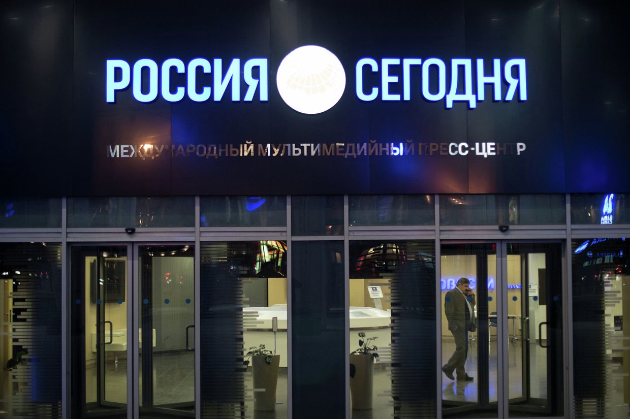 Вывеска МИА Россия сегодня у входа в пресс-центр
