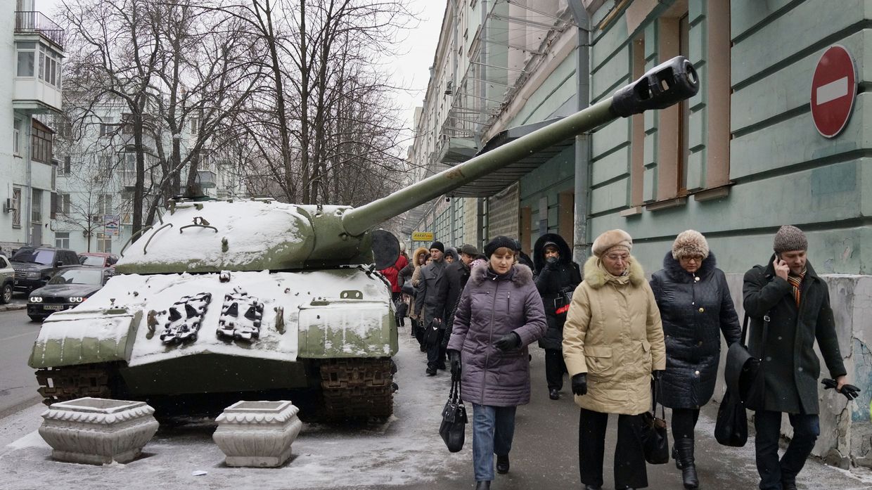 Танк пророссийских ополченцев на улице Киева