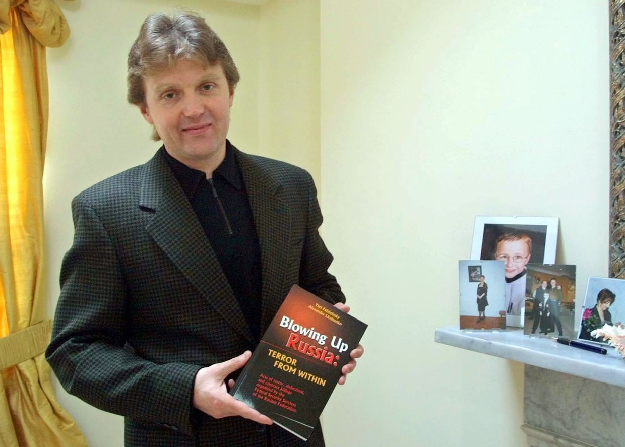 Александр Литвиненко со своей книгой 