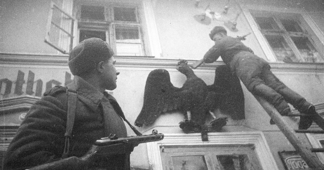 Советские солдаты снимают со стен имперского орла