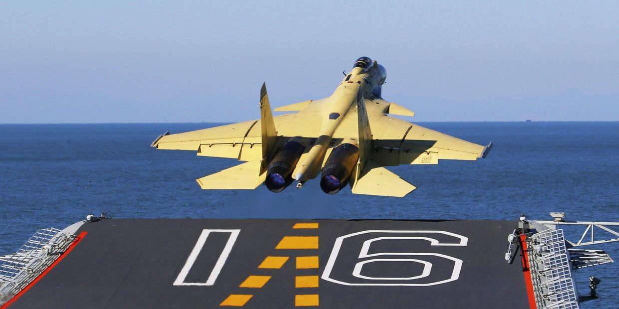 Истребитель J-15 взлетает с палубы авианосца «Ляонин»