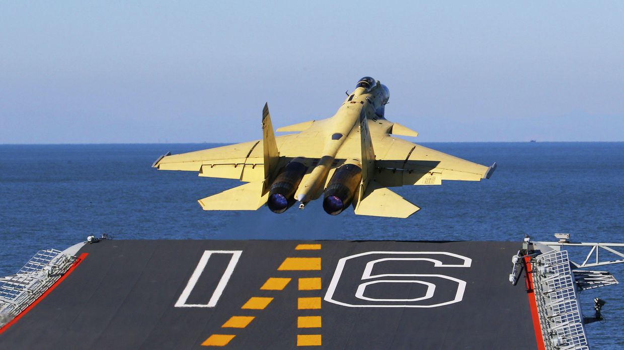 Истребитель J-15 взлетает с палубы авианосца «Ляонин»