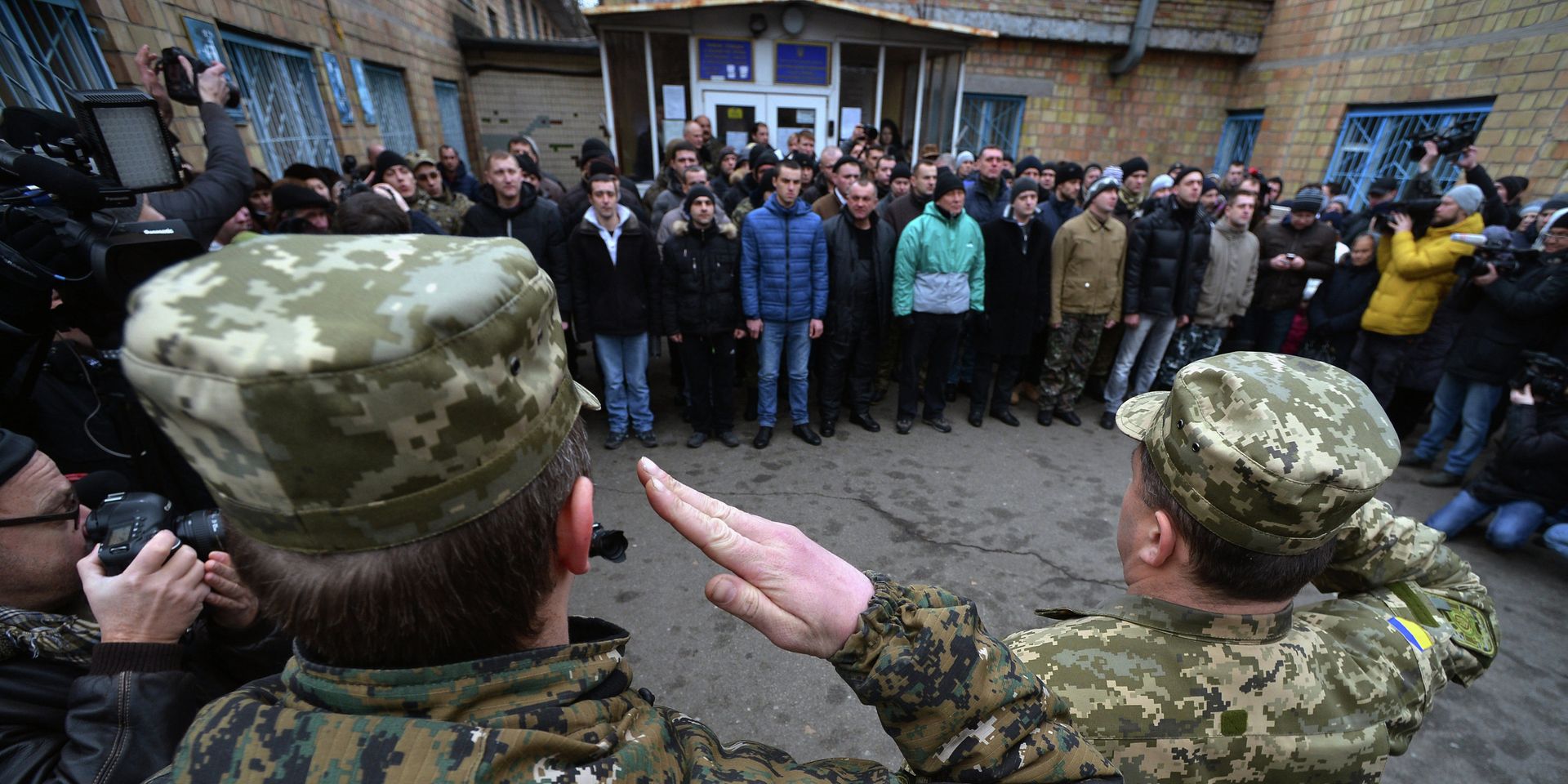 Призывники в украинскую армию на одном из призывных пунктов в Киеве - ИноСМИ, 1920, 19.11.2023