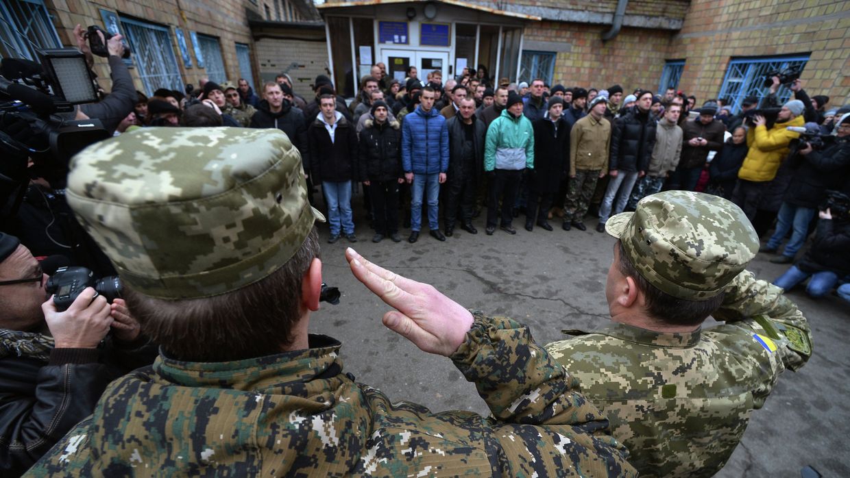 Призывники в украинскую армию на одном из призывных пунктов в Киеве