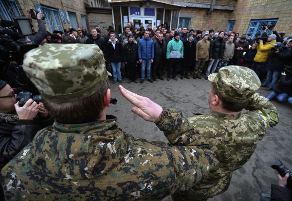 Призывники в украинскую армию на одном из призывных пунктов в Киеве