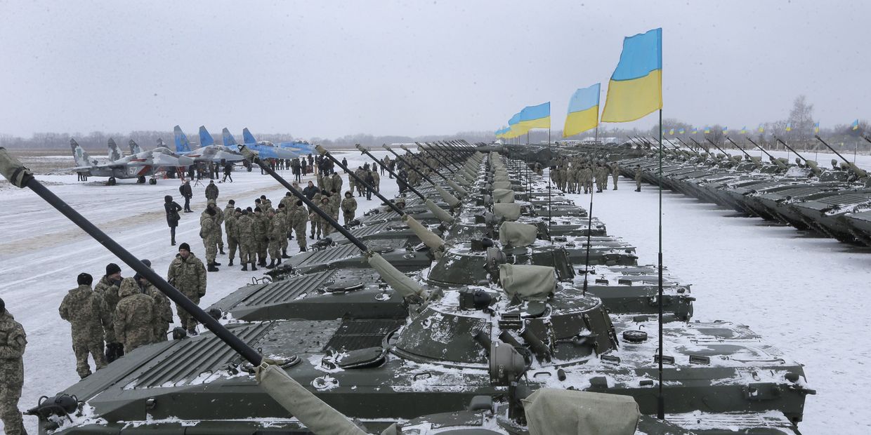 Украинские солдаты во время встречи с Петром Порошенко на военной базе рядом с Житомиром 