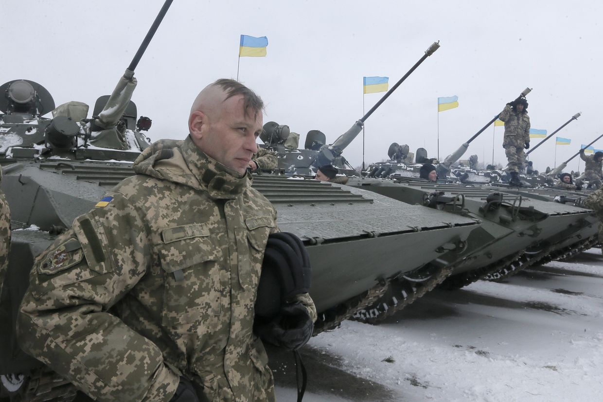 Украинский солдат во время встречи с Петром Порошенко на военной базе рядом с Житомиром 