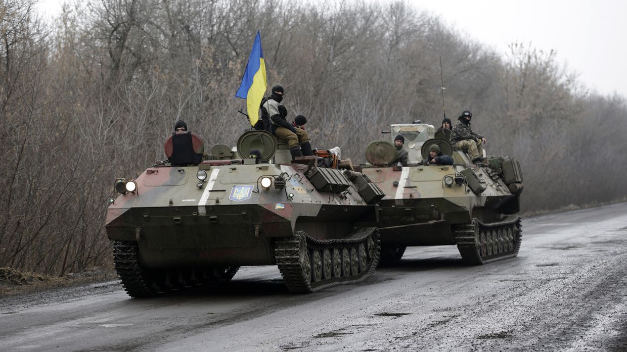 Бронетранспортеры украинской армии рядом с Артемовском