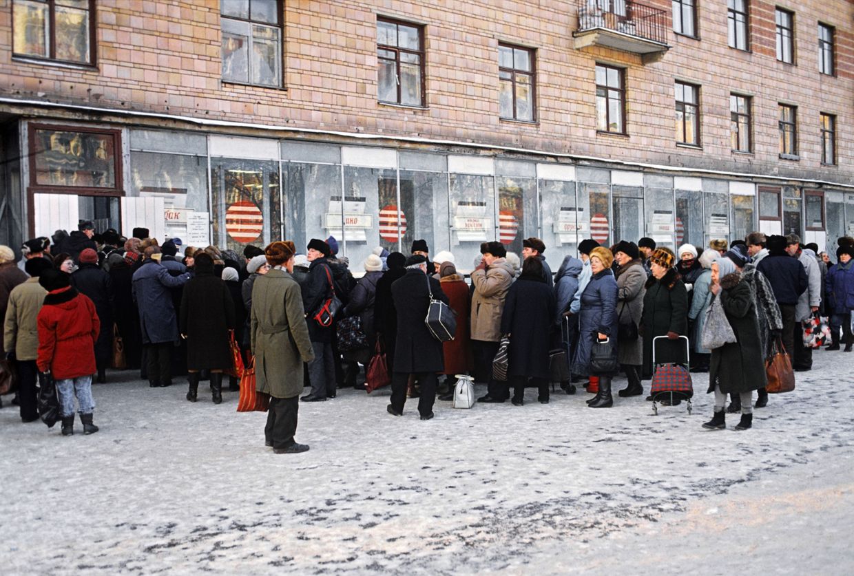 Очередь в московский продуктовый магазин в 1991 году 