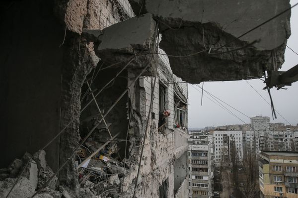 Поврежденный во время обстрела дом в Донецке