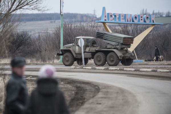 Реактивная система залпового огня БМ-21 «Град» украинской армии двигается в сторону города Артемовск