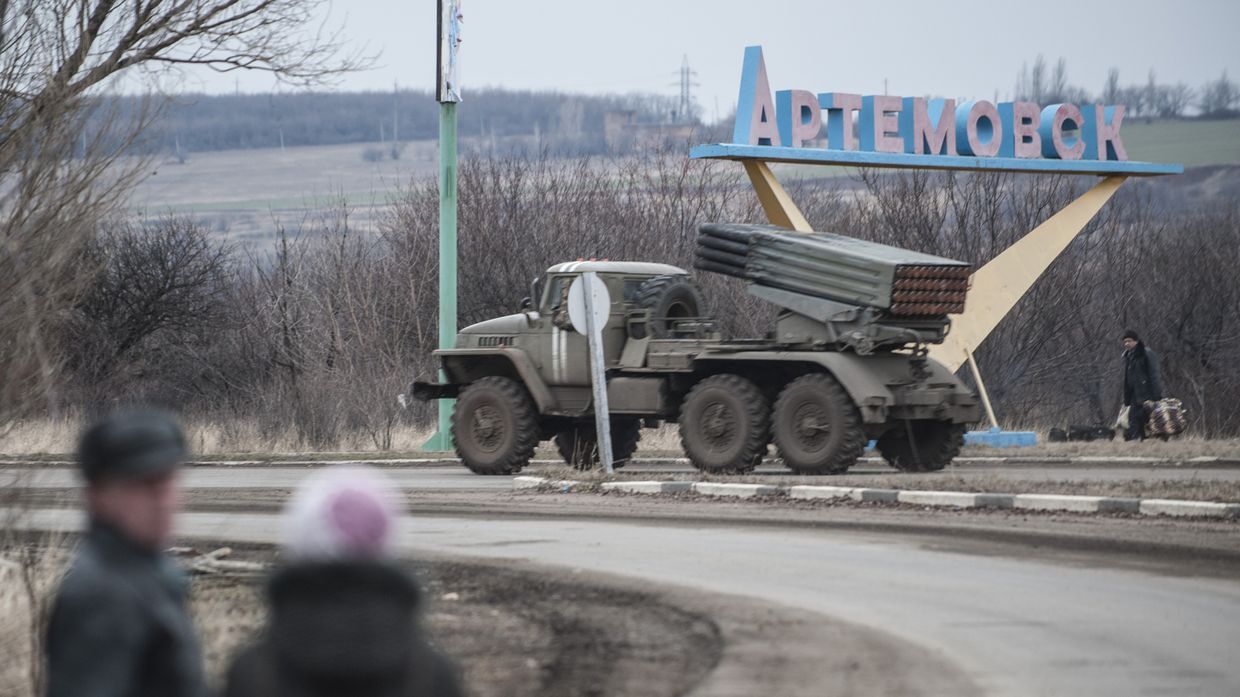Реактивная система залпового огня БМ-21 «Град» украинской армии двигается в сторону города Артемовск