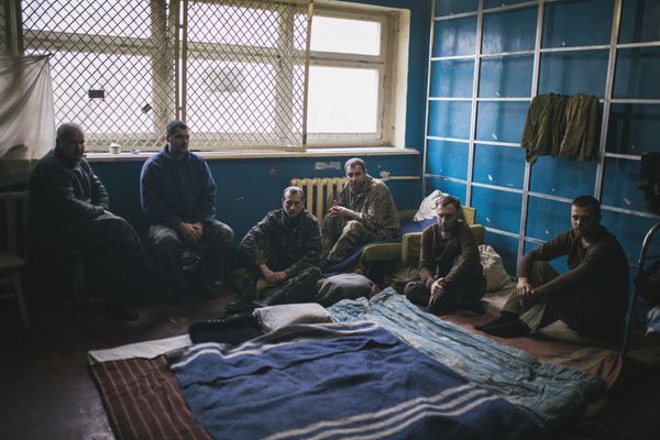 Военнопленные украинской армии на военной базе ополченцев рядом с Донецком 