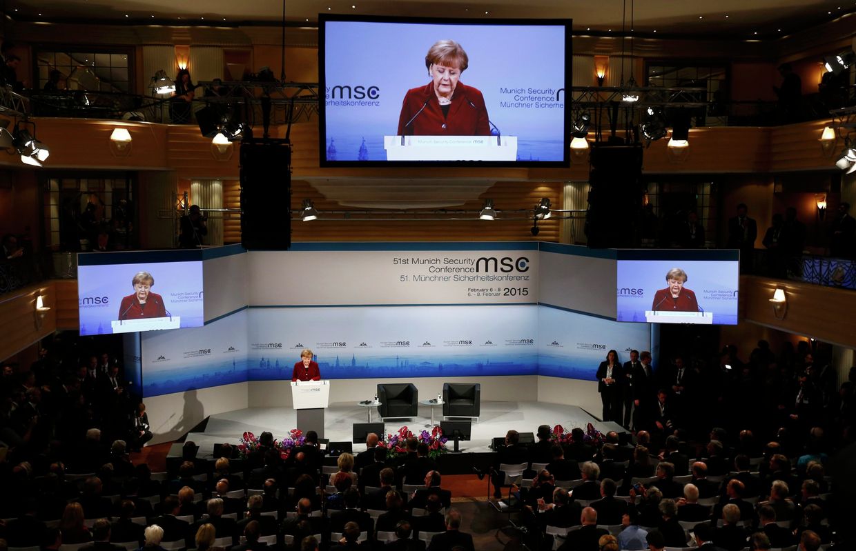 Ангела Меркель выступает на Мюнхенской конференции по безопасности