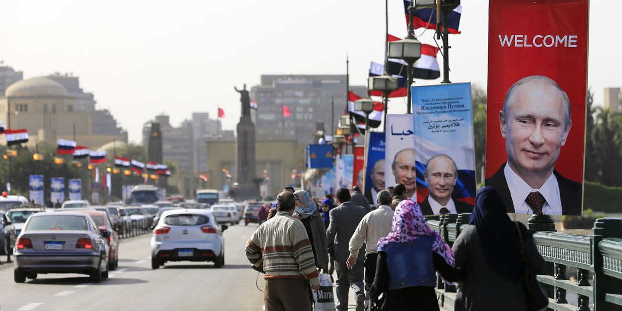 Плакаты с Владимиром Путиным на улице в Каире