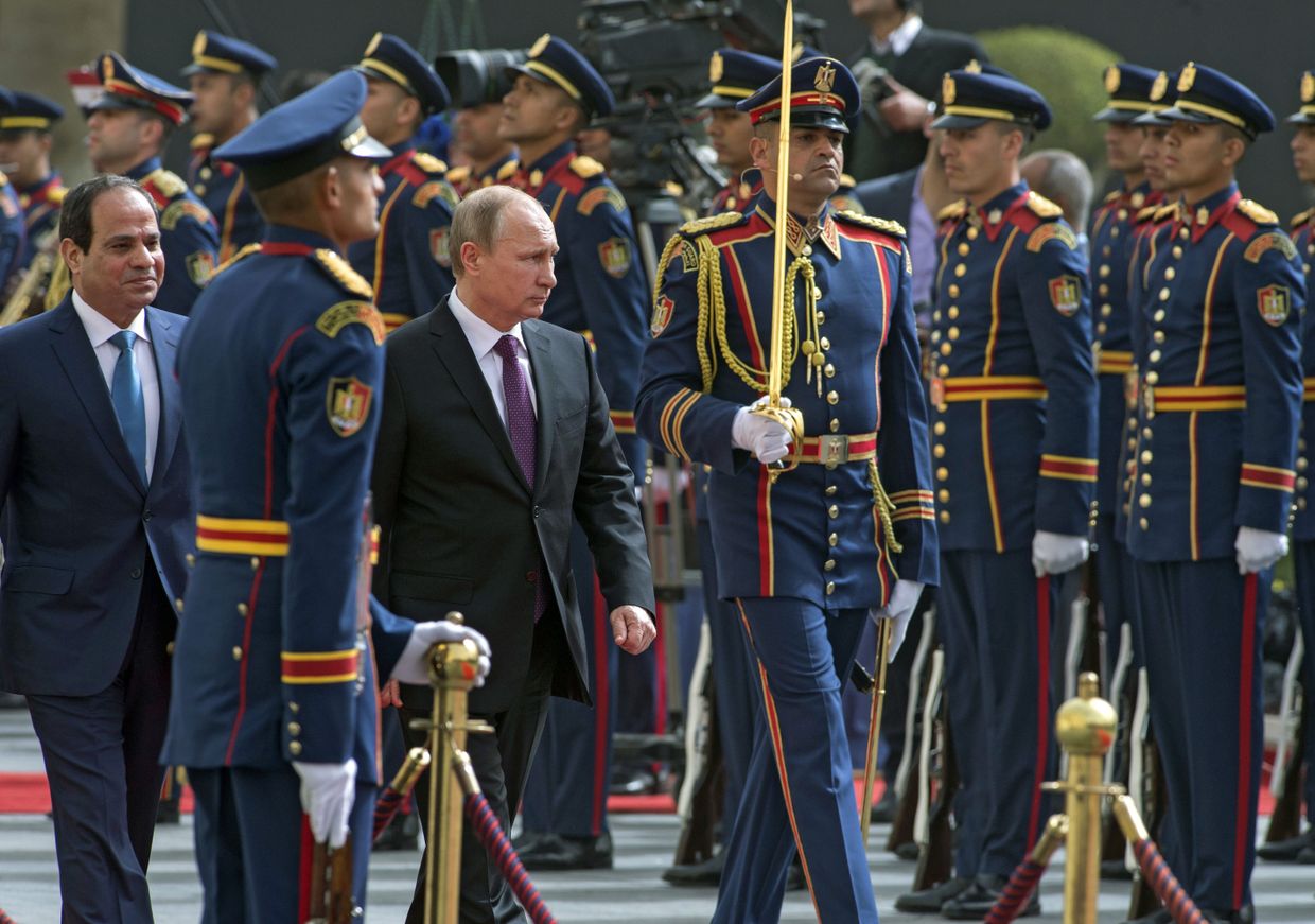 Президент России Владимир Путин и президент Египта Абдель Фаттах Ас-Cиси во время церемонии официальной встречи в Каире