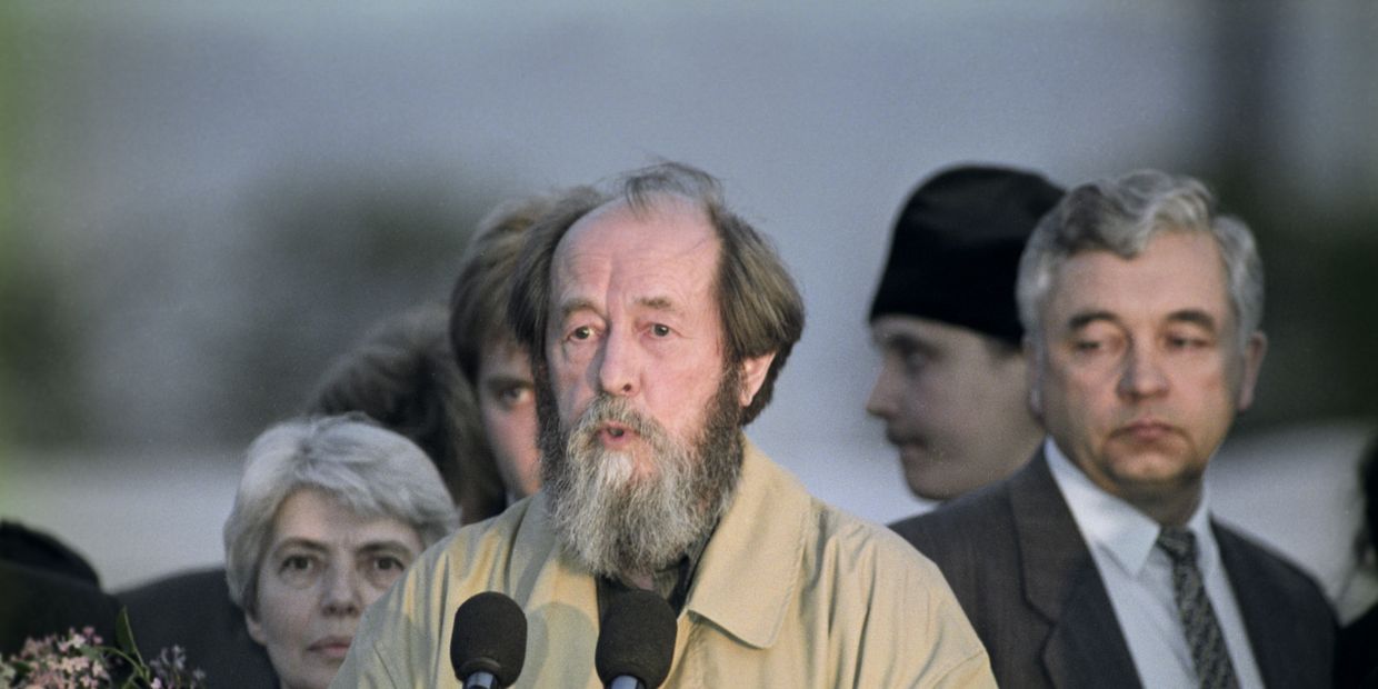 Н. Солженицына и А. Солженицын во Владивостоке