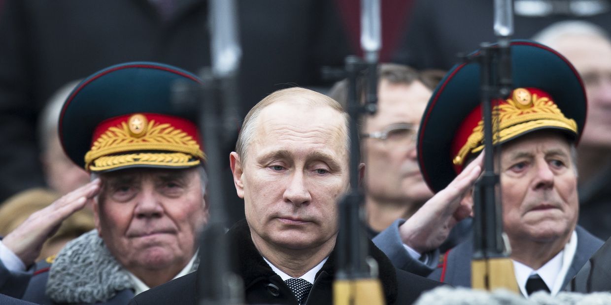 Владимир Путин на церемонии возложения венка к Могиле Неизвестного солдата во время празднования Дня защитника отечества в Москве