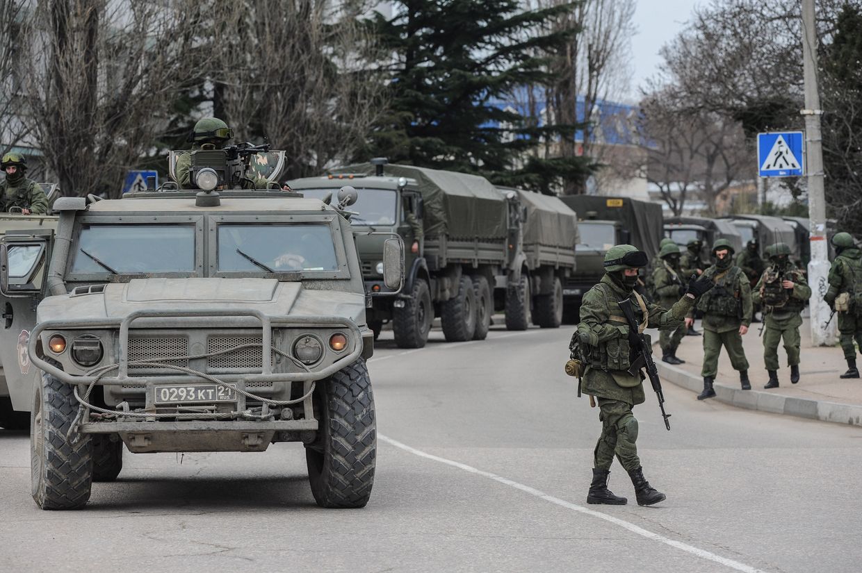 Солдаты в военной форме без знаков различия в Балаклаве Солдаты в военной форме без знаков различия в Балаклаве