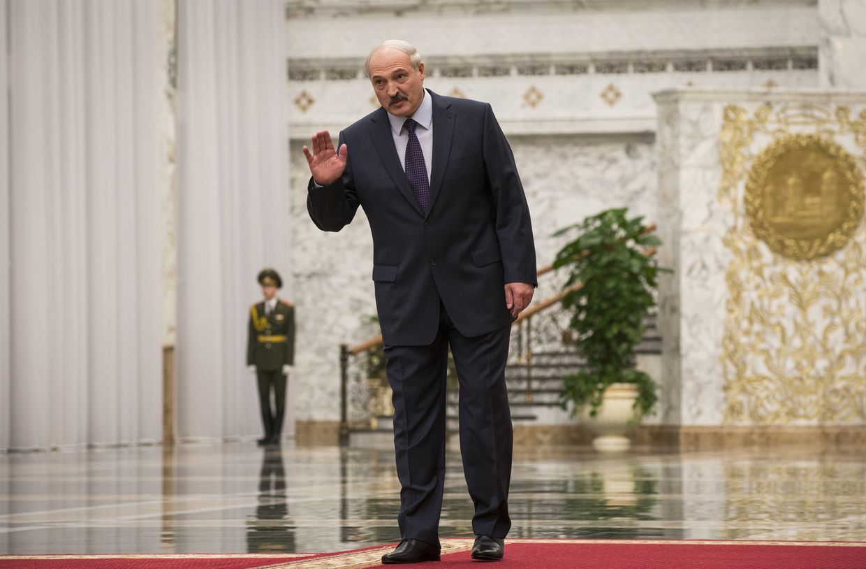 Александр Лукашенко разговаривает с журналистами перед началом саммита в Минске