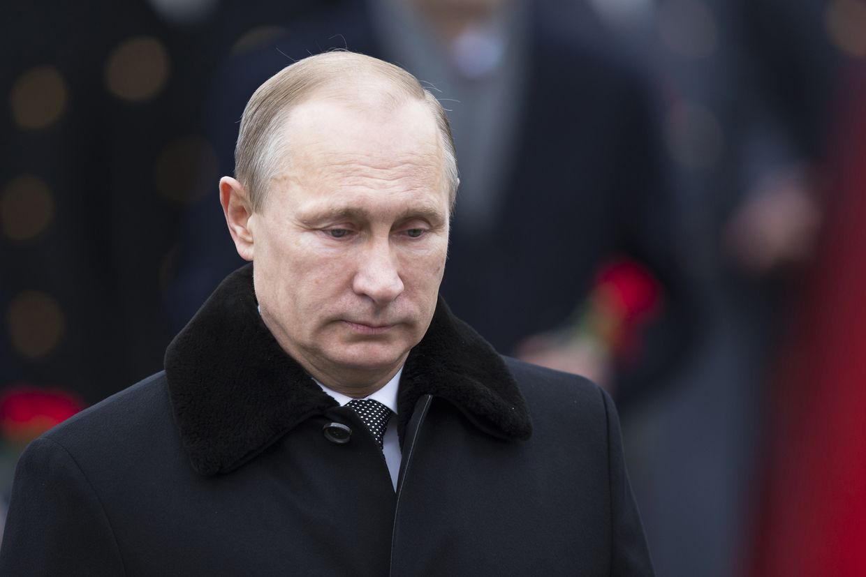 Владимир Путин на церемонии возложения венка к Могиле Неизвестного солдата во время празднования Дня защитника отечества в Москве