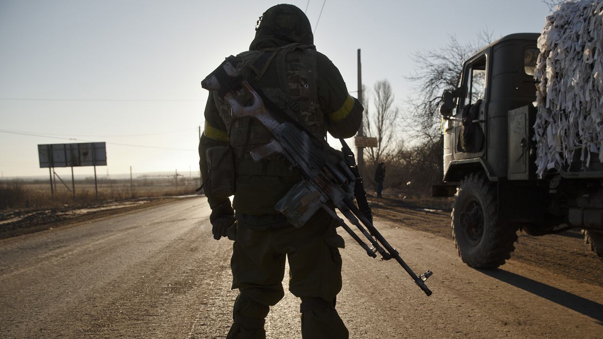 Украинский солдат рядом с Артемовском
