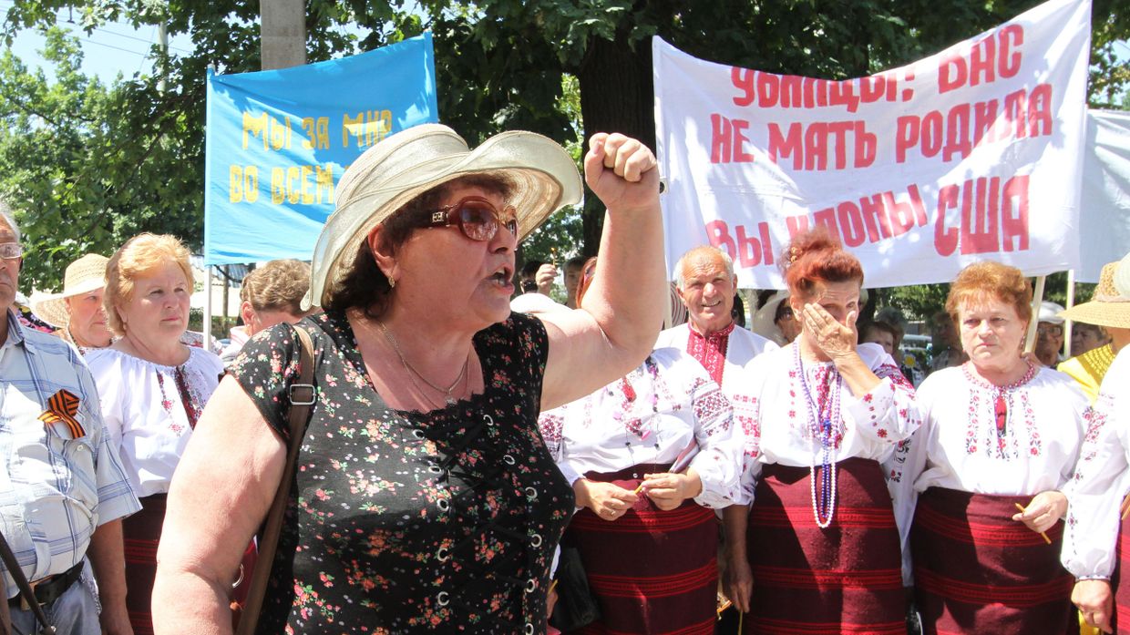 Пикет у здания посольства Украины в Бишкеке против военных действий на юго-востоке Украины