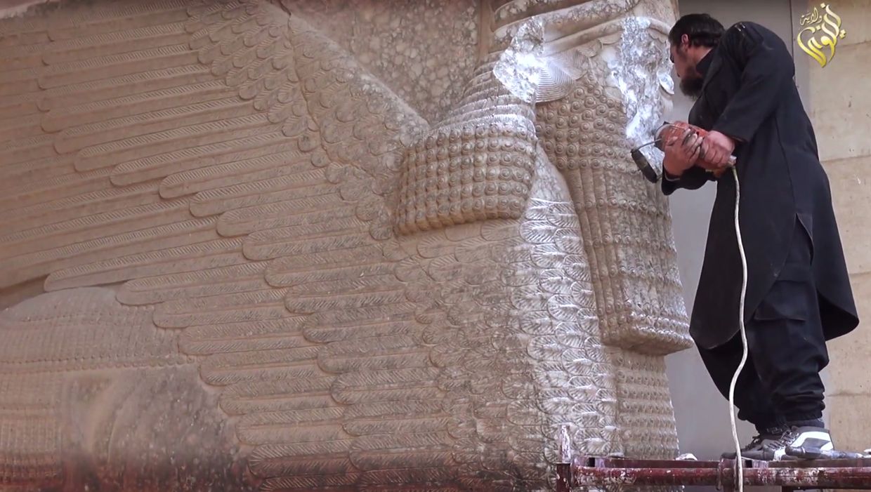 Сторонники Исламского государства разрушают скульптуры в музее Мосула