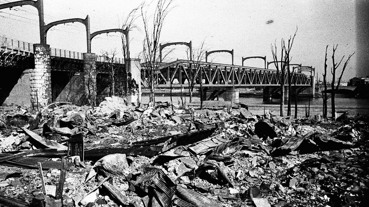Разрушения после бомбардировки Токио 10 марта 1945 года