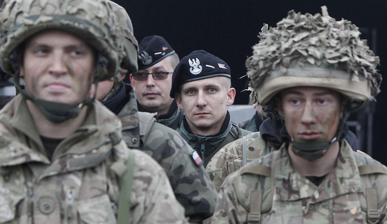 Совместные учения британских и польских (на заднем плане) военных в Свентошуве