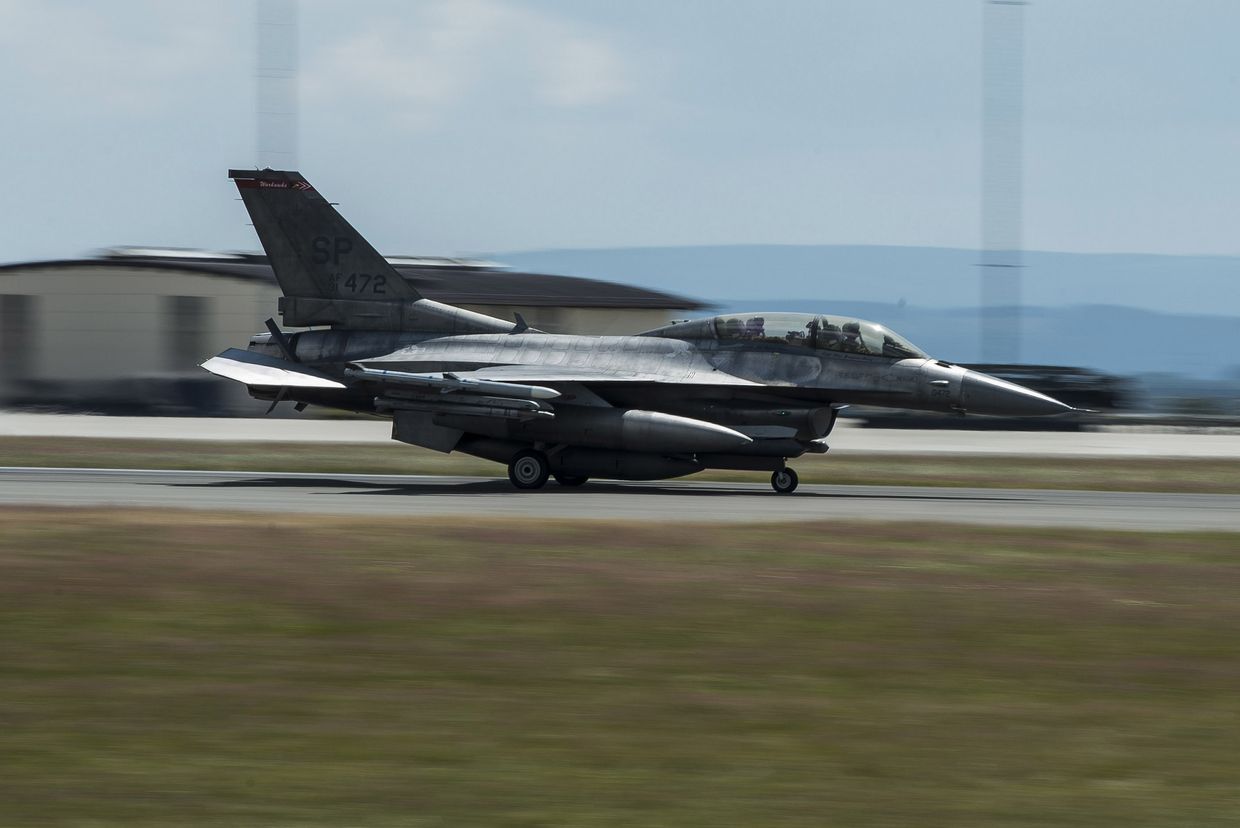 Истребитель F-16 Fighting Falcon на авиабазе Шпангдалем в Германии