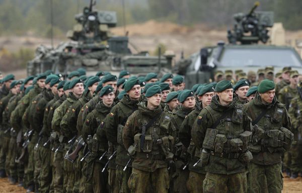 Литовские солдаты во время учений НАТО Iron Sword 2014 поблизости от Вильнюса