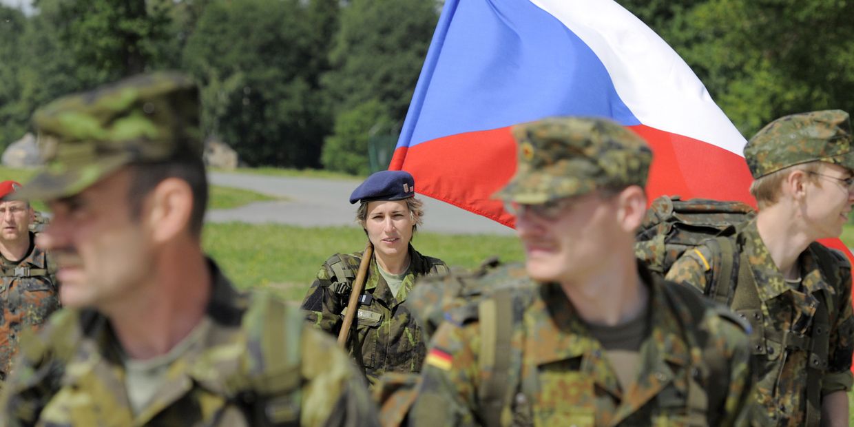 Солдаты из Чехии, Германии и США во время совместных учений в городе Гера в Германии Солдаты из Чехии, Германии и США во время совместных учений в городе Гера в Германии