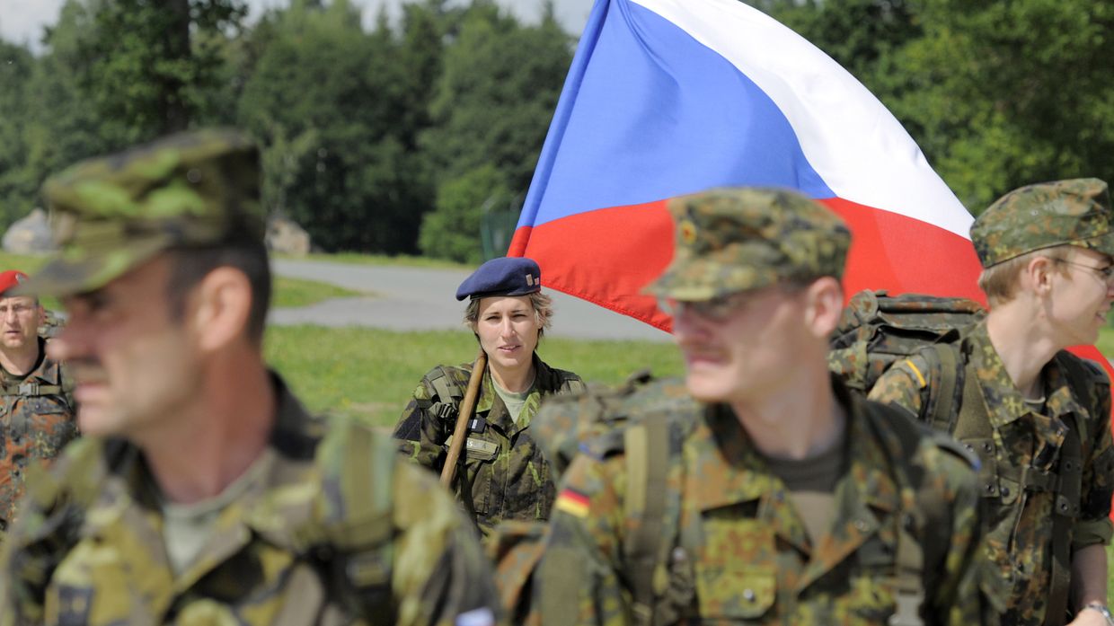 Солдаты из Чехии, Германии и США во время совместных учений в городе Гера в Германии