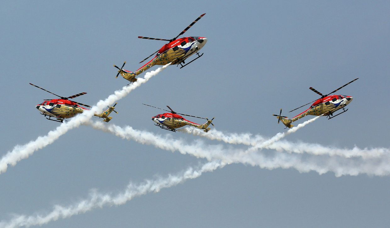 Пилотажная вертолётная группа Индийских ВВС на авиасалоне Aero India-2015 в Бангалоре, Индия