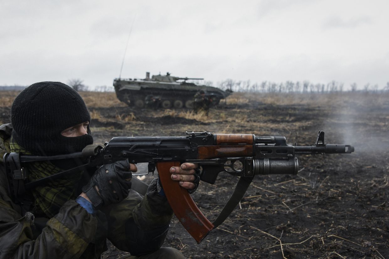 Пророссийские ополченцы рядом с Дебальцево