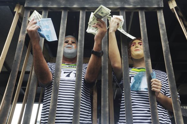 Участники марша протеста в Сан-Паулу, изображающие президента Бразилии Дилму Русеф и бывшего президента Луиса Инасиу Лула да Силву