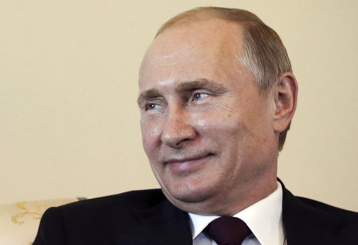 Владимир Путин во время встречи с президентом Киргизии Азамбеком Атамбаевым в Санкт-Петербурге