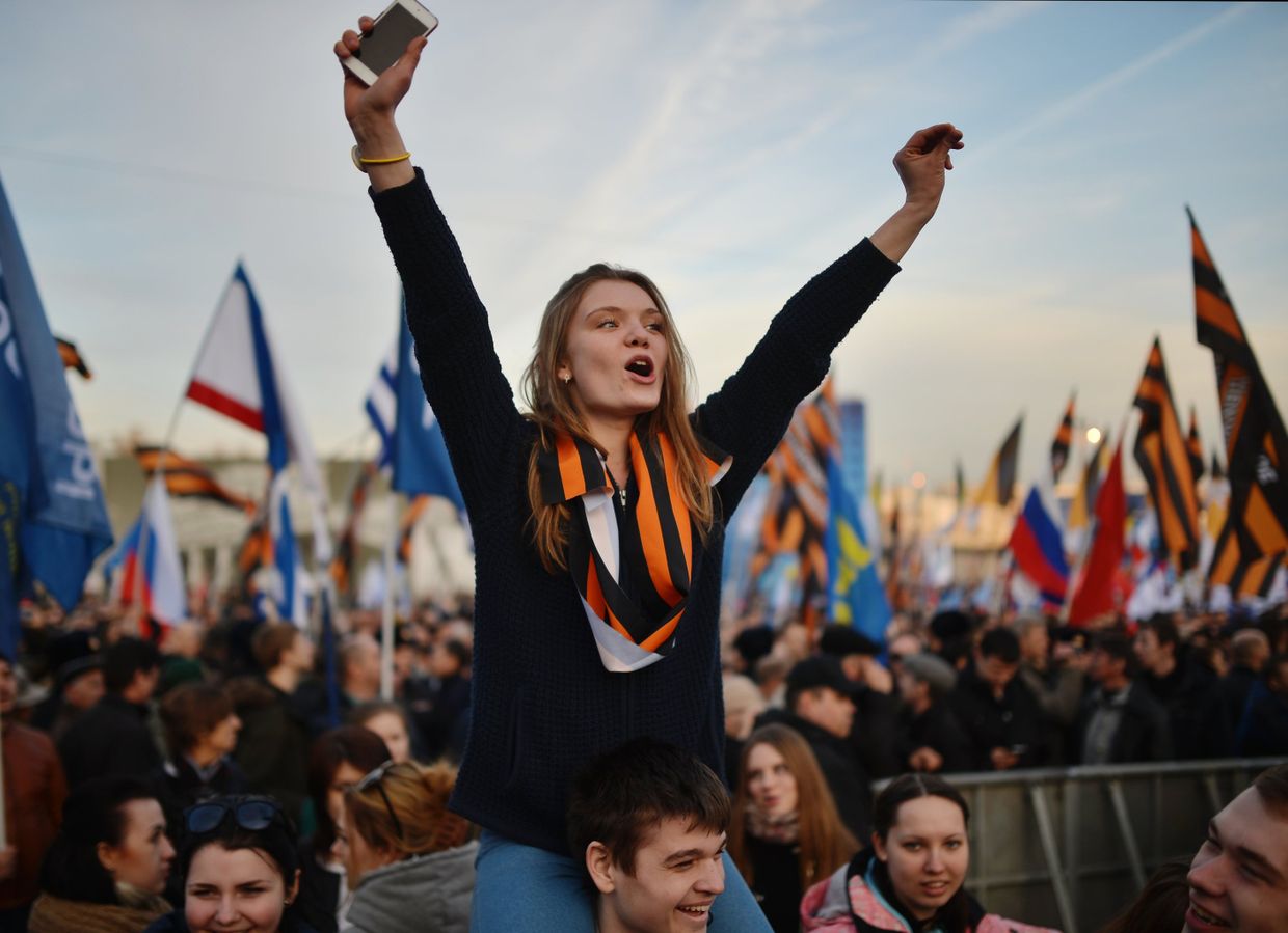 Участники митинга-концерта, посвященного годовщине воссоединения Крыма с Россией, на Васильевском спуске Москвы