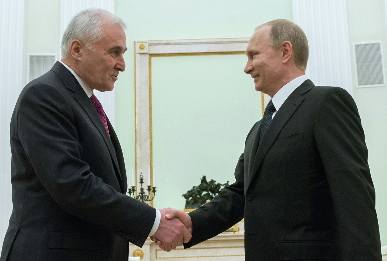 Рабочая встреча президента России В.Путина с президентом Республики Южная Осетия Л.Тибиловым