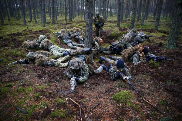 Тренировка добровольческого вооруженного формирования SJS Strzelec рядом с городом Миньск-Мазовецки