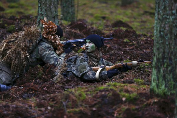 Тренировка добровольческого вооруженного формирования SJS Strzelec рядом с городом Миньск-Мазовецки